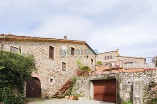 Mas à Sant Miquel de Fluvià. Conjunto residencial rústico en el empordà. vivienda principal y