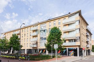 Etagenwohnung  Carrer sant isidre. Piso esquinero de 3 habitaciones con 3 pk y 1 tr, en la zona mig