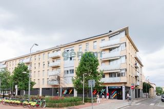 Appartement  Carrer sant isidre. Piso esquinero de 3 habitaciones en la zona migdia, con 3 pk y 1