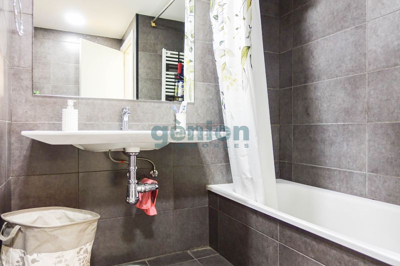 Foto b211a76f-4cda-4a8b-be2f-a3b80f3f4e13. Pis amb calefacció aparcament a Eixample Sud-Migdia Girona