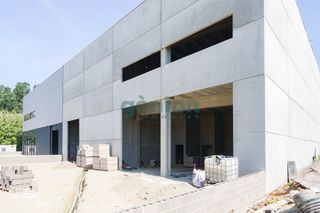 Fabrikhalle in Vilablareix. Nave industrial en vilablareix. en construcción, a punto de acab