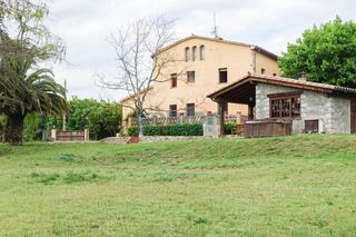 Masia a Bescanó. Propiedad rural con masía, construcciones auxiliares e instalaci