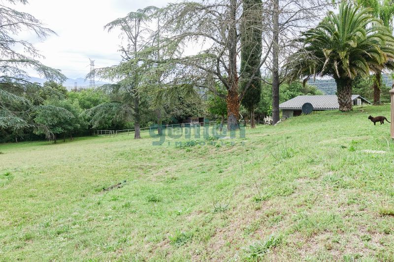 Foto 787c5867-833d-4525-9738-d04d445a09e0. Masia amb xemeneia calefacció aparcament piscina a Bescanó