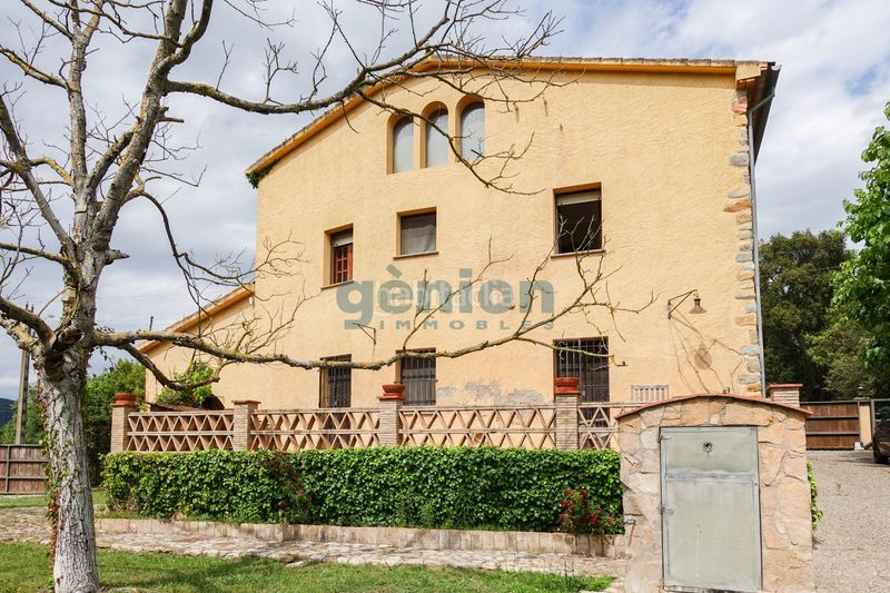Foto ea6ec1d0-7506-49d8-b562-45a412b8c471. Masia amb xemeneia calefacció aparcament piscina a Bescanó