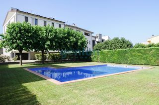 Pis a Bescanó. Piso en bescanó: 2 habitaciones dobles, aparcamiento y piscina