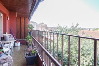 Appartement  Carrer ramon muntaner. Piso en planta alta de 4 habitaciones, 2 baños y terraza grande
