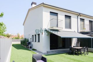 House  Carrer de la farigola. Casa esquinera en vilablareix, 4 habitaciones y jardín