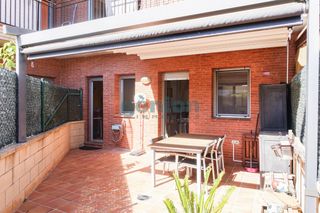 Flat  Carrer girona. Planta baja de 3 habitaciones y 2 baños en bescanó, con garaje y
