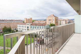 Piso  Carrer emili grahit. Piso en planta alta en emili grahit. 4 habitaciones, exterior y