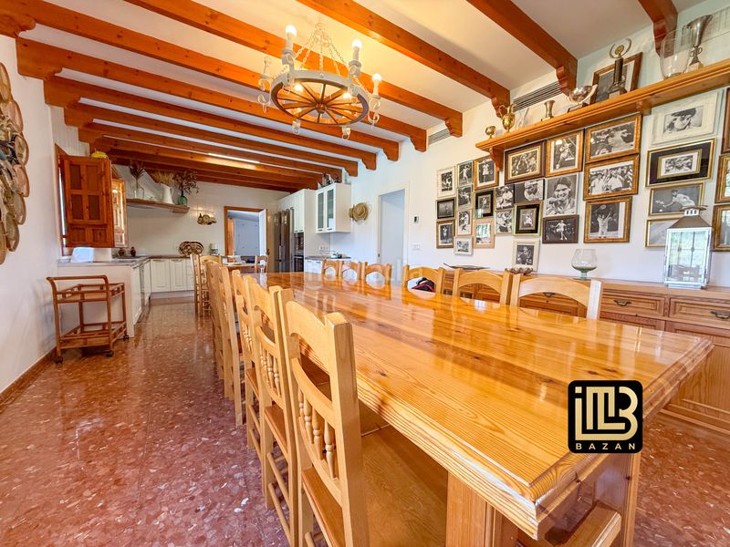 Foto ae5573e8-6f57-495a-a1f1-6b52f1371d3e. Casale con camino riscaldamento parcheggio piscina in Málaga