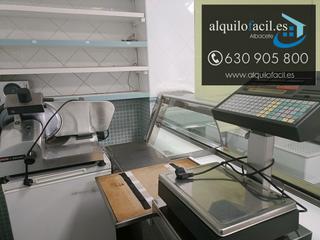 Location Local commercial à El Pilar. Se alquila o traspasa carniceria en zona san pablo