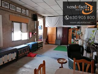Casa a Barrax. Se vende casa en barrax de 5 habitaciones y patio de 50 metros p