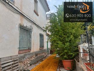 Chalet in Calle hermanos jiménez 21. Se vende chalet en zona feria para reformar con patio de 50 metr