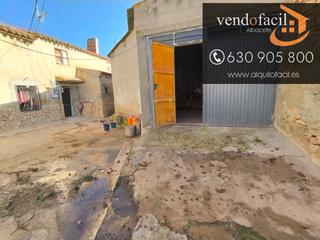 Casa a Calle del ministro aunos 27. Se vende casa + nave en villavaliente con patio por 56000€