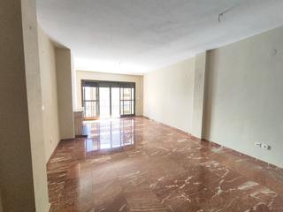Rent Flat in El Conquero. Piso en alquiler en centro, 4 dormitorios.