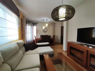 Miete Chalet in Núcleo Urbano. Chalet en alquiler en corrales, 4 dormitorios.