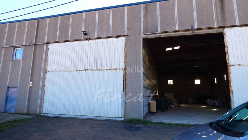Foto 0a8748e4-f6cb-4d37-982a-dfedb70ee003. Nave industrial dividida en dos en Moià