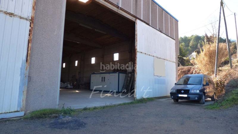 Foto 1626b2c5-ef88-43ba-8ae3-30a19a24eb7f. Nave industrial dividida en dos en Moià