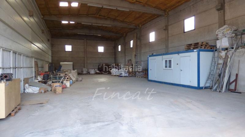 Foto 53e3fa45-d3f5-4fb6-b440-b00041d13c55. Nave industrial dividida en dos en Moià