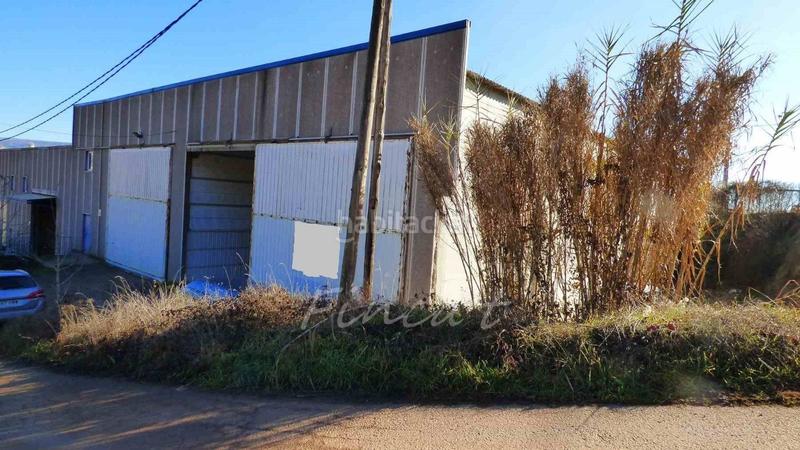 Foto a5ff2014-8cce-4fb3-bdbc-9fa78a5d3984. Nave industrial dividida en dos en Moià