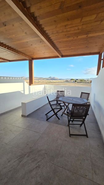 Foto e23d9e14-b8a3-40c6-9118-44d9ebfd591e. Casa adossada a Corralejo Oliva (La)