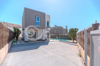 Casa a El horno 29. Villa moderna de ensueño con piscina climatizada y vistas al mar
