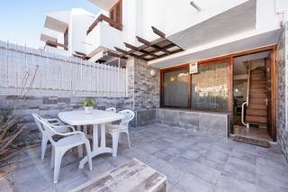 Casa  Avenida gran canaria. Bungalow de esquina con dos dormitorios en venta en el popular c
