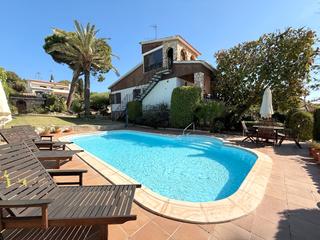 Chalet  Carrer penedès. Exclusivo chalet con un jardín soñado cerca de la playa