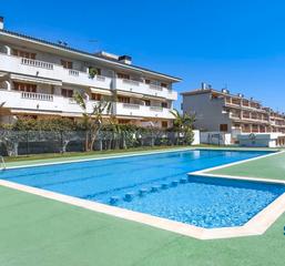Casa aparellada a Roda de Barà. Casa pareada cerca del mar con jardín y piscina comunitaria