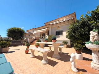 Chalet à Banyeres del Penedès. Chalet con piscina, garaje, barbacoa y bodega.
