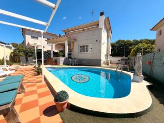 Chalet in Banyeres del Penedès. Chalet con piscina, garaje, barbacoa y bodega.