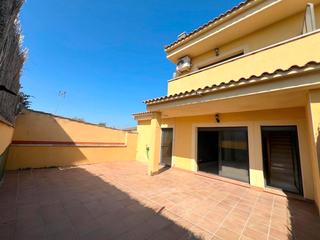 Maison jumelée à Santa Oliva