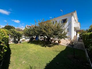 Casa aparellada a Roda de Bar. A solo 300 mts del mar