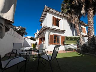 Casa aparellada  Carrer tenis. Casa con jardín a 400 mts del mar¡
