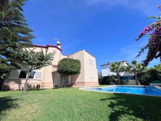 Chalet  Carrer joaquim sorolla. Estupendo chalet con piscina cerca del mar