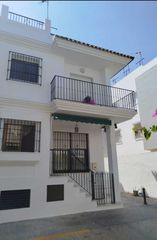 Casa adossada a Calle Luisa de Guzmán 51