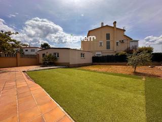 Chalet en Congost-Santa Caterina. Chalet en venta en manresa en una única planta de 103m2 y solar