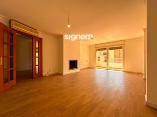 Pis  Cardona. Piso de 114m2 con plaza de parking, trastero y piscina comunitar