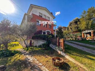 Chalet en Sant Fruitós de Bages. Chalet impecable en las brucardes de 273m con gran parcela, gara