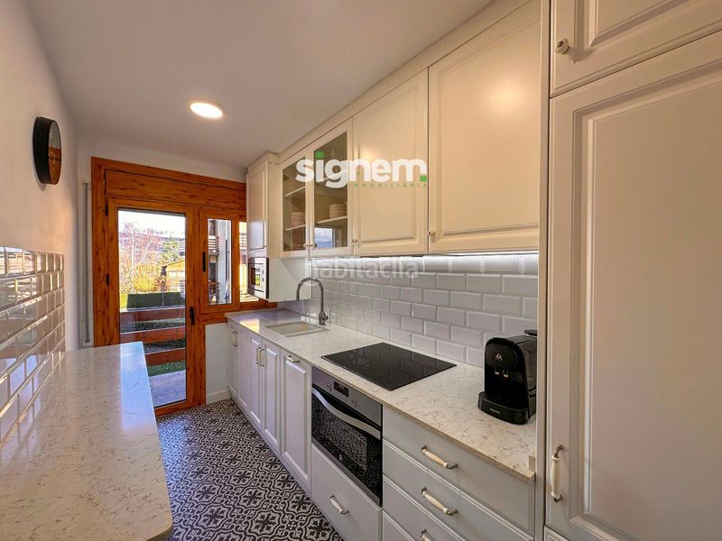 Foto 5a5ff375-3818-4454-ada1-3545557d3f31. Rent flat with heating parking in Alp