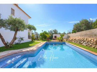 Chalet à Calle logroño 25. Casa unifamiliar reformada con piscina y parcela de 498 m en el