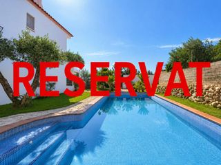 Chalet en Calle logroño 25. Casa unifamiliar reformada con piscina y parcela de 498 m en el