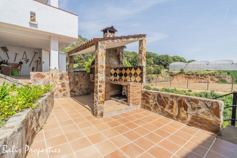 Foto e70c655d-9a6e-44f4-b1c5-22fde03698a0. Casa con camino riscaldamento parcheggio piscina in Cabrils