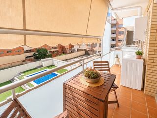 Appartamento  Carrer d'esteve albert. Amplia vivienda seminueva con piscina, jardín y parking en una d
