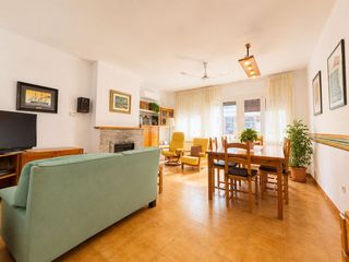 Casa a schiera  Carrer de mitja galta. Casa de 235 m² con parking, 6 habitaciones y espacio independien