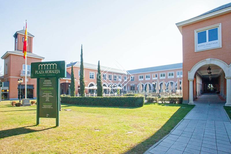 Foto 7f9aaa92-c090-4827-ac4f-d868c35a0602. Chalet mit heizung parking pool in urbanización La Moraleja La Moraleja