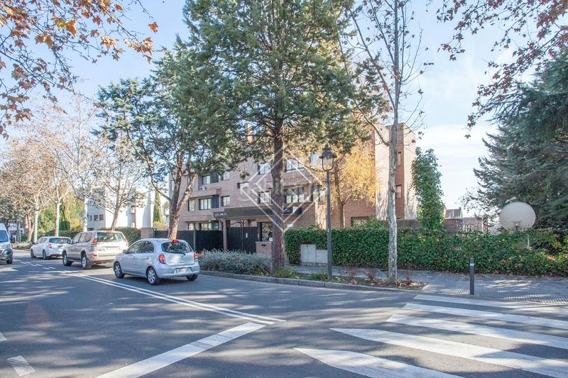 Foto 053885cf-40a9-45ba-b0a5-d55a6a59f48f. Chalet con riscaldamento parcheggio piscina in urbanización La Moraleja La Moraleja