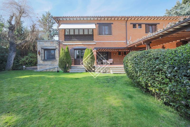 Foto 00ccb163-2f8c-4263-a036-813b4739b8dc. Affitto chalet con camino riscaldamento parcheggio piscina in Madrid