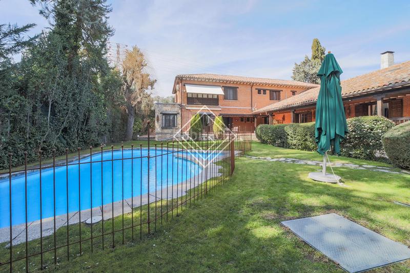 Foto 600992c9-bbb1-4ffc-984e-826aab41cfba. Affitto chalet con camino riscaldamento parcheggio piscina in Madrid