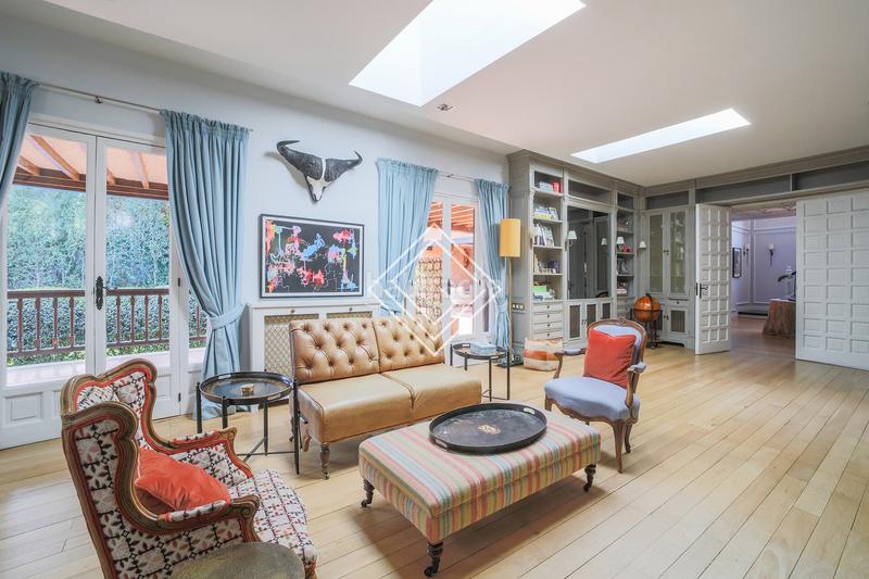 Foto f2dc337c-34e0-46b5-b446-cb3d35d23963. Affitto chalet con camino riscaldamento parcheggio piscina in Madrid